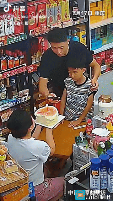“太逗了！”重庆，一家三口只想简单吃个蛋糕，不料隔壁餐馆3名大哥走进来，误以为孩