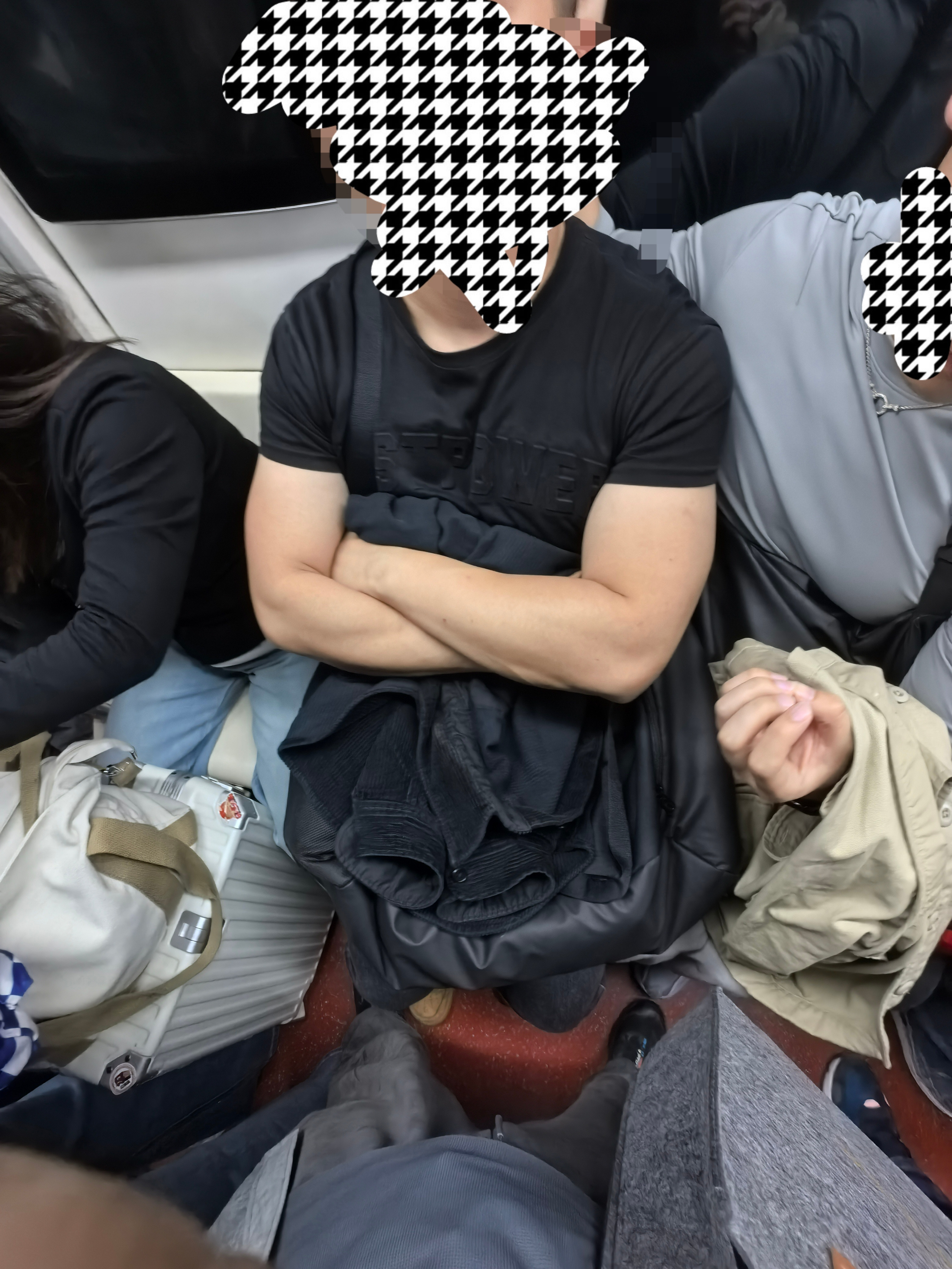 刚刚，从北京出差返程西安，坐地铁回家路上，看到个事，感慨一下。地铁座位一排只能坐