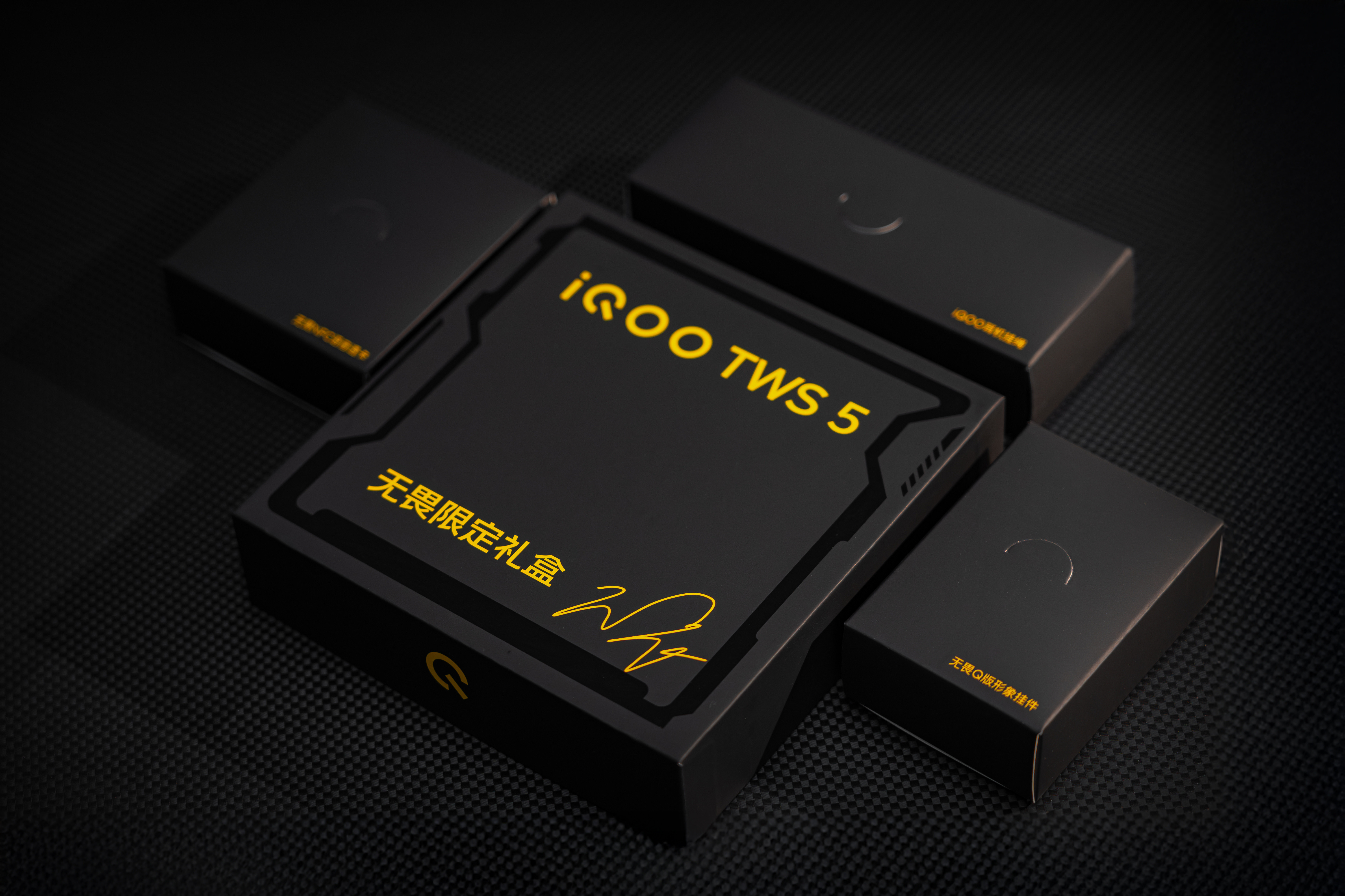 这次iQOOTWS5耳机和王者荣耀JDG战队无畏也做了一个联名礼盒。除了耳