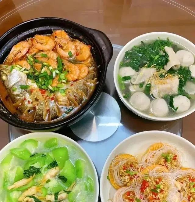 亲戚特别漂亮家境好，男的死缠烂打，俩人好了一段时间，女的要分手，男的直接跳楼了。