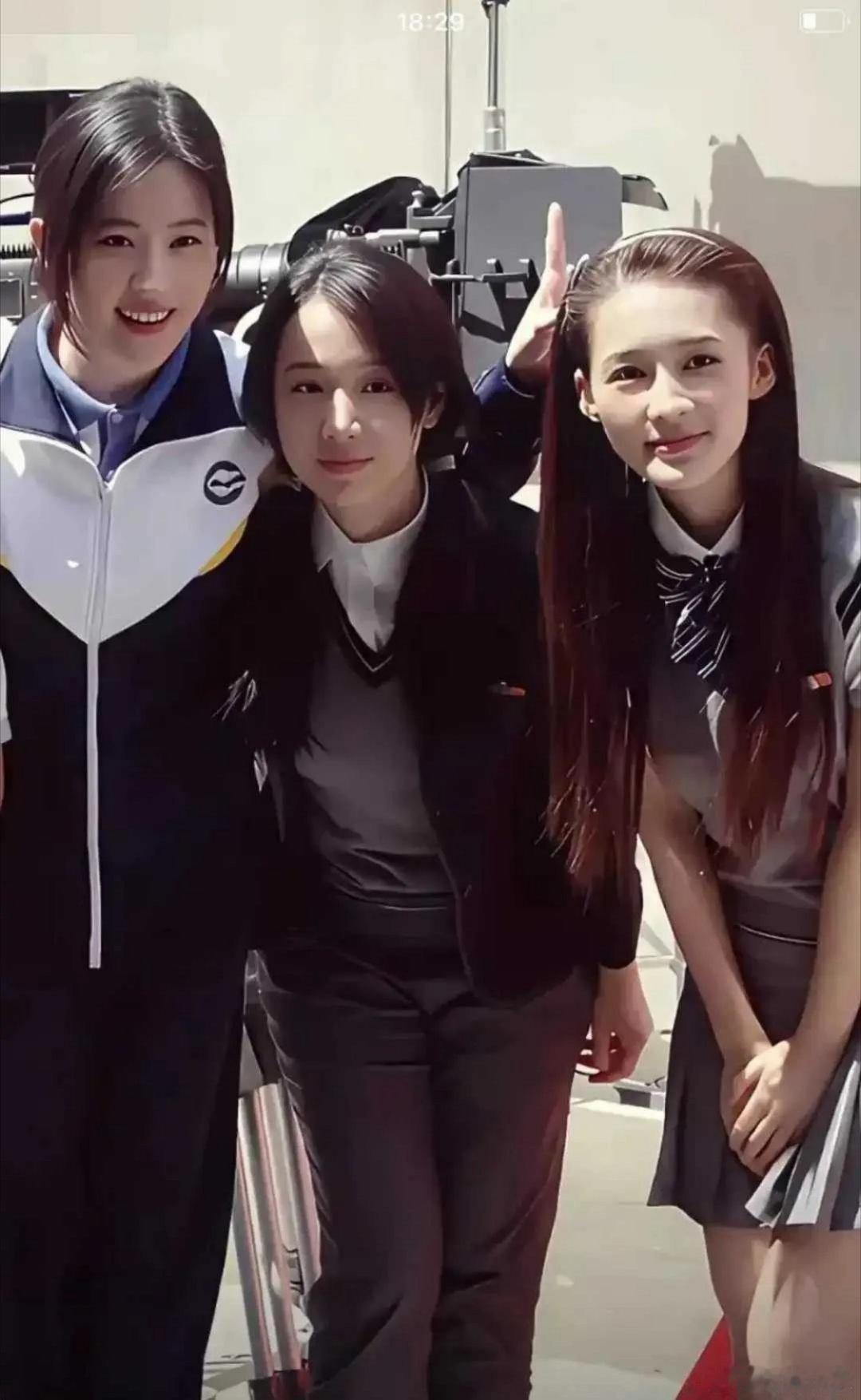 考古刘亦菲老照片，和李梦、李沁站一起没觉得出挑啊！