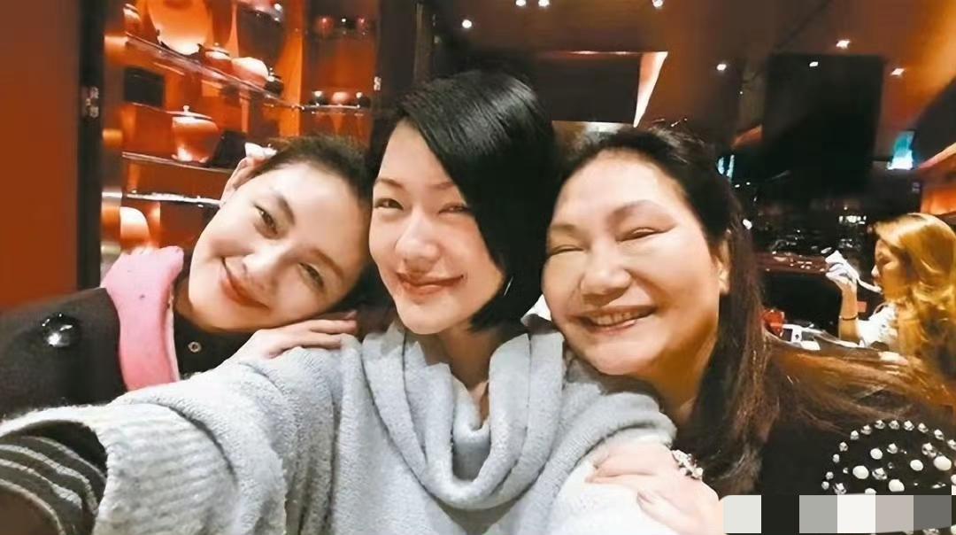 再怎么钱到位，我也没见过二婚父母帮带无血缘关系的小孩的。在同一个城市里，有俩孩一