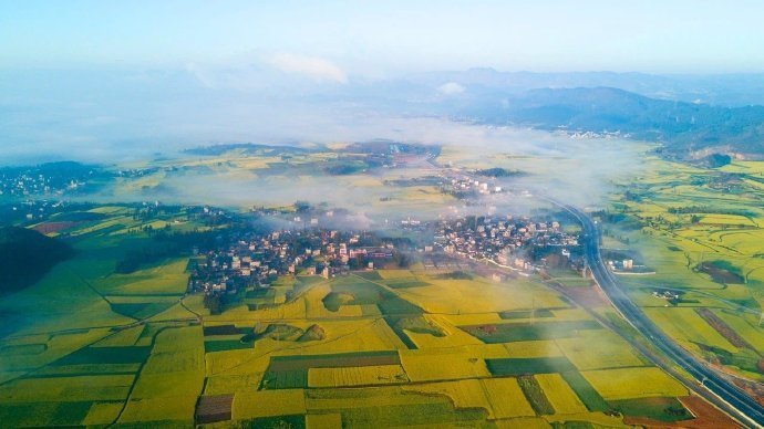 罗平，不同于清新秀美的婺源油菜花，这里更多的是辽阔无垠！