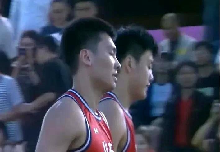 山东男篮三人篮球惜败上海摘银山东女篮勇夺冠军输球那一刻，陈培东蹲在地上拍了