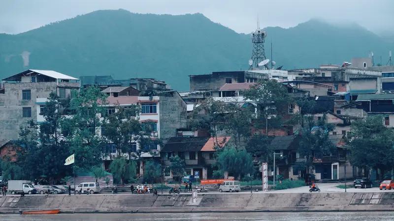 在云南的西南一隅，藏着一座被时光温柔以待的小城。这里没有大城市的喧嚣与浮躁，只有