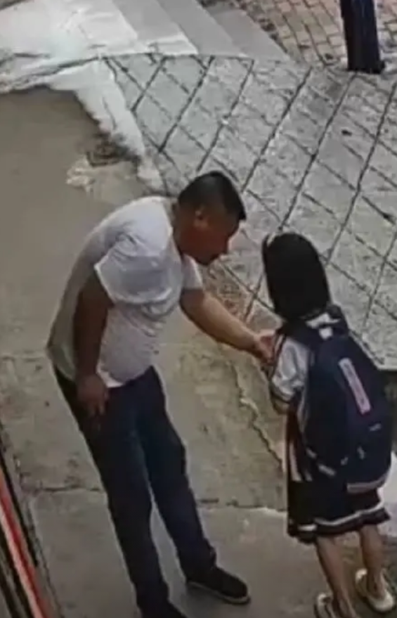 拖拽6岁女童由治安拘留到刑事责任的内在逻辑。笔者并不能完全认同这位律师观点。有律