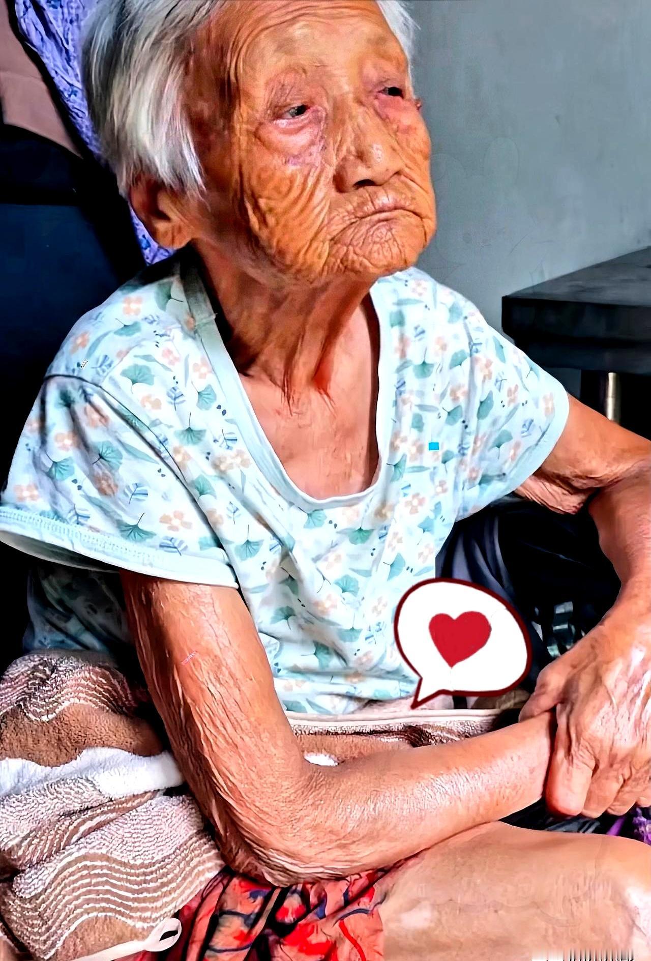 92岁的奶奶，硬是把68岁的爹熬走了。那天他倒在医院走廊，手里还攥着给老人拿的