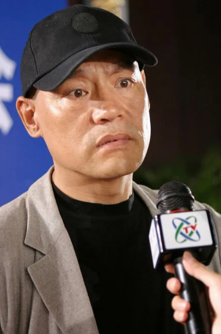 2000年，巍子让他儿子出国留学，没想到儿子挥金如土，一个月生活费10w，巍子没