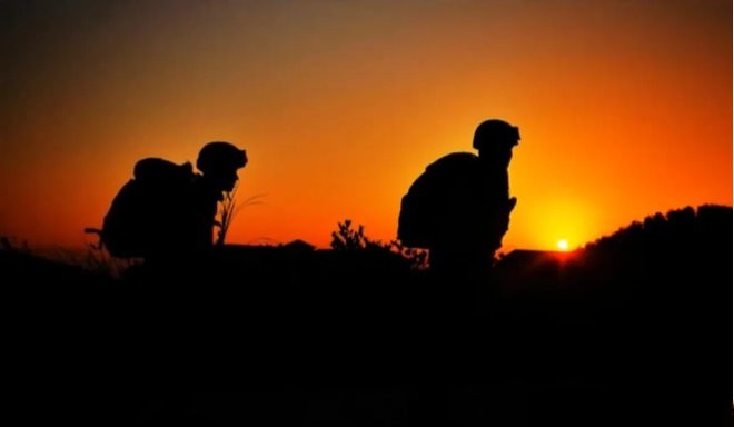 有一种奉献叫一家不圆万家圆，有一种味道叫一人辛苦万家甜。坚守，是一种责任，更是一