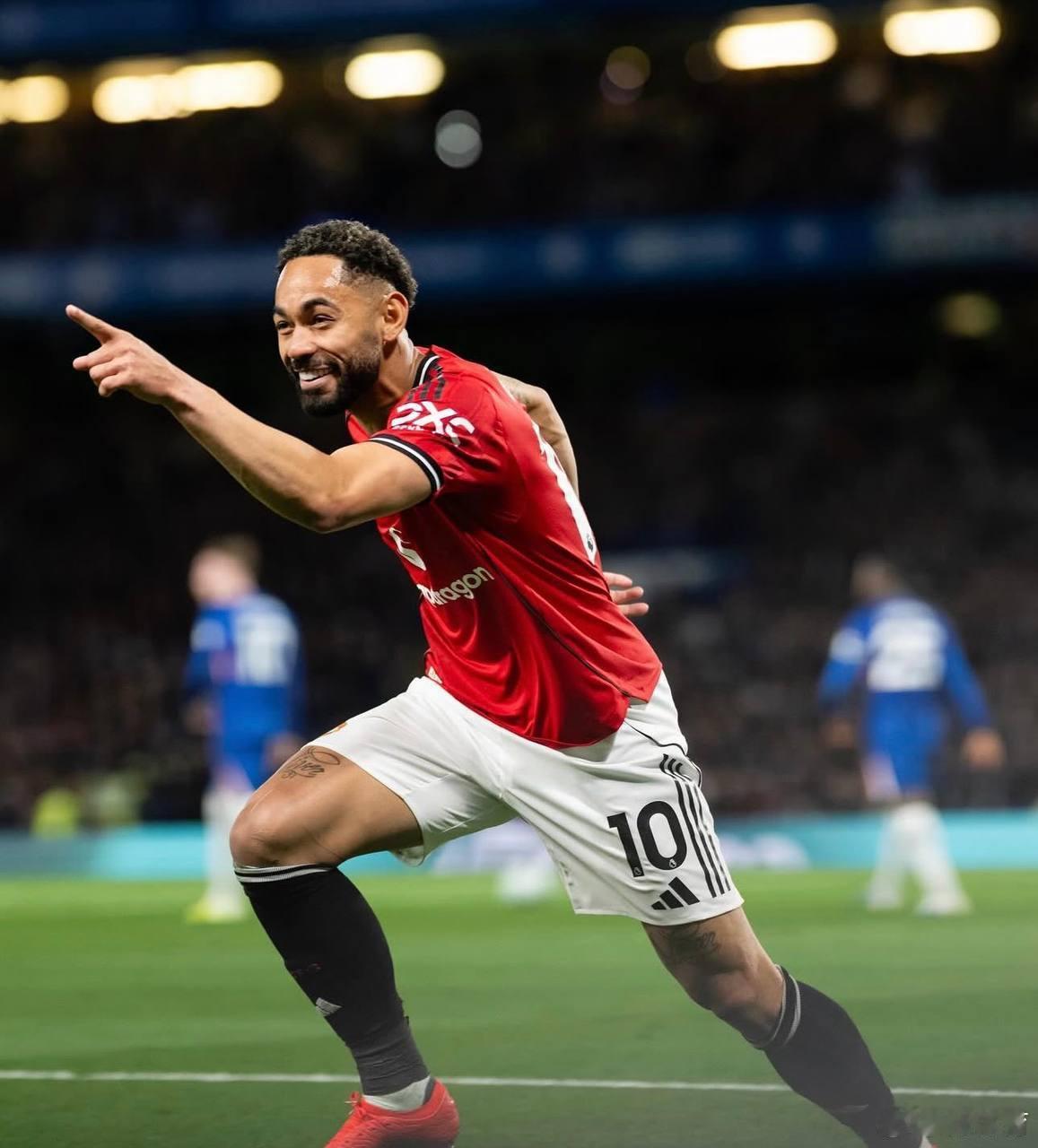 我认为今年夏天，我们会看到一笔甚至两笔左路球员的转会。曼联有德尔夫和库尼亚，但如