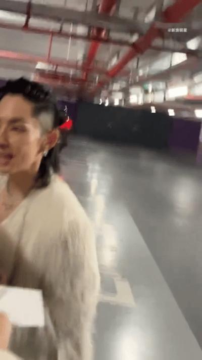 哈哈哈哈吴建豪和他粉丝好搞笑粉丝拿流星花园的周边给他签名，他以为送他的，粉丝