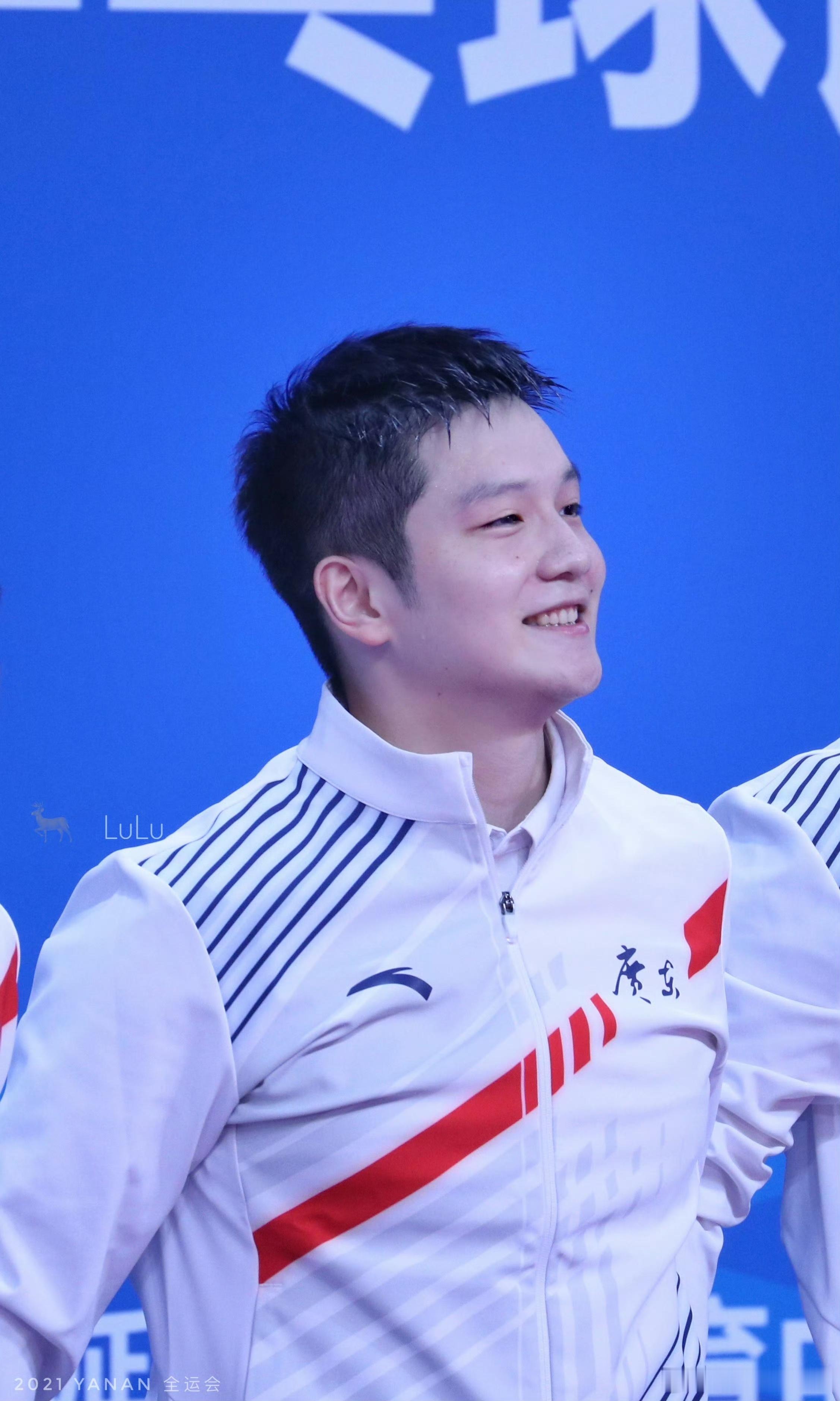 敬全运会赛场上的樊振东。我不想把樊振东顶的太高，我只想记录他给我们带来的精神与贡