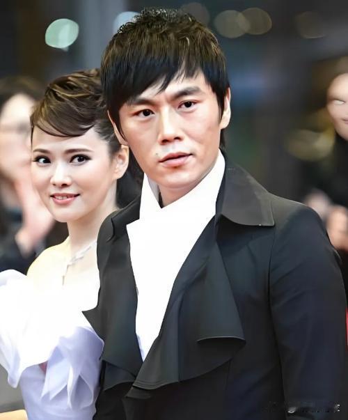 🌙2008年，张宇提醒好朋友庾澄庆：“你老婆伊能静最近有点诡异”，他不光不领情