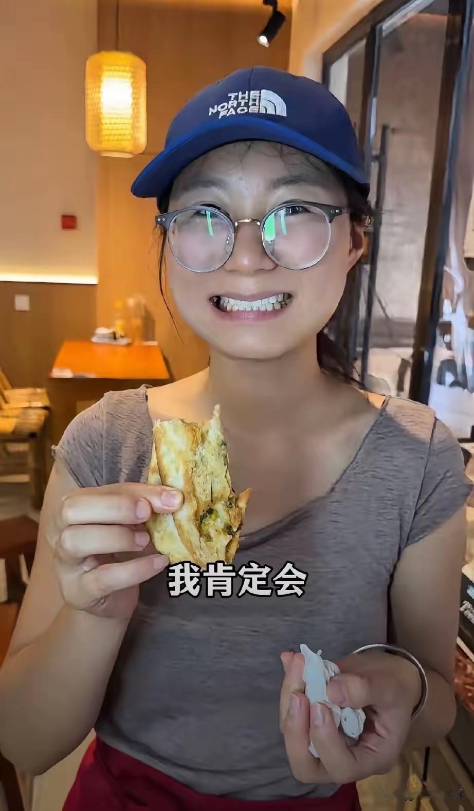“这个女的火了！”江苏无锡，18岁女孩高考结束后，为赚取大学学费外出历练，前往当