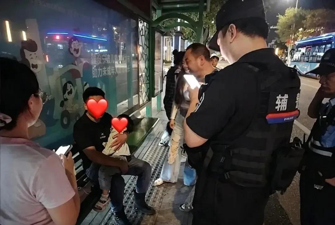 宁波3岁幼童夜晚走失，独自躺在公交车站座椅上呼呼大睡，环卫工人、外卖小哥……一群
