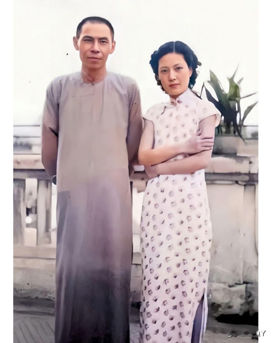 这才是杜月笙和孟小冬年轻时候的真实模样，并非演员饰演的角色！这张老照片拍摄于上世