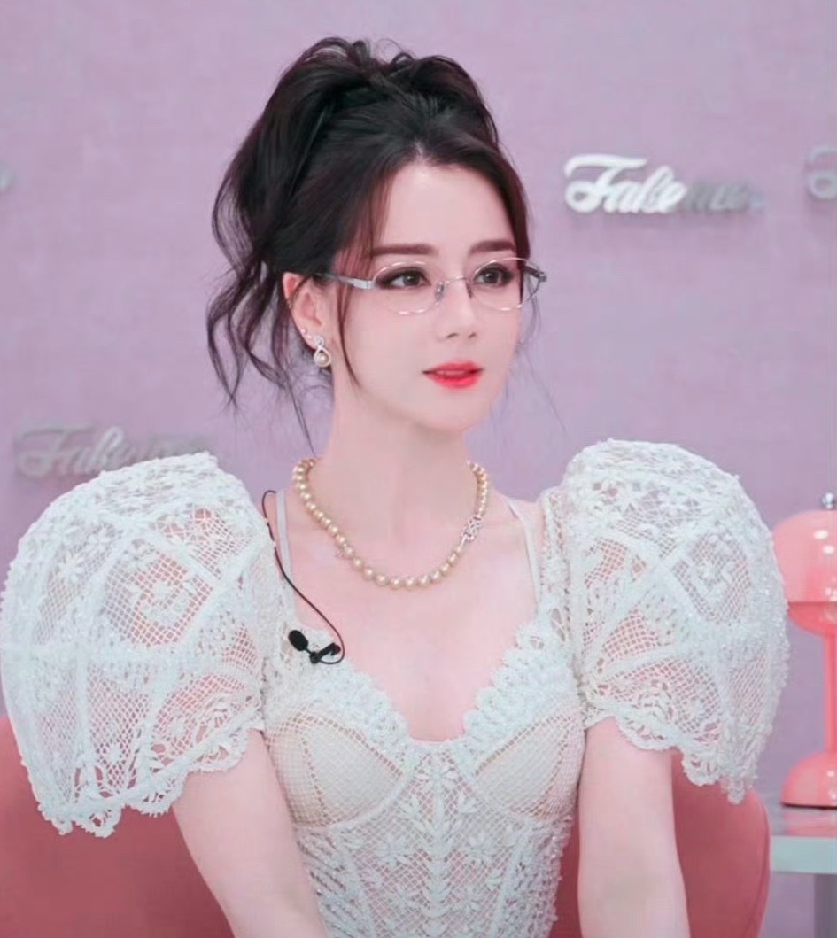 迪丽热巴工作室审美迪丽热巴换鞠婧祎的团队了吗？？？还是说迪丽热巴很喜欢鞠婧祎呢