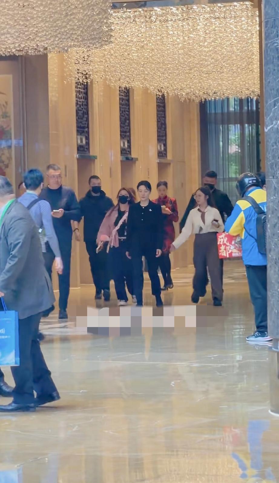 周涛穿西装走路腰部发力，简直太帅了。近日，周涛现身成都参加第十三届中国网络视