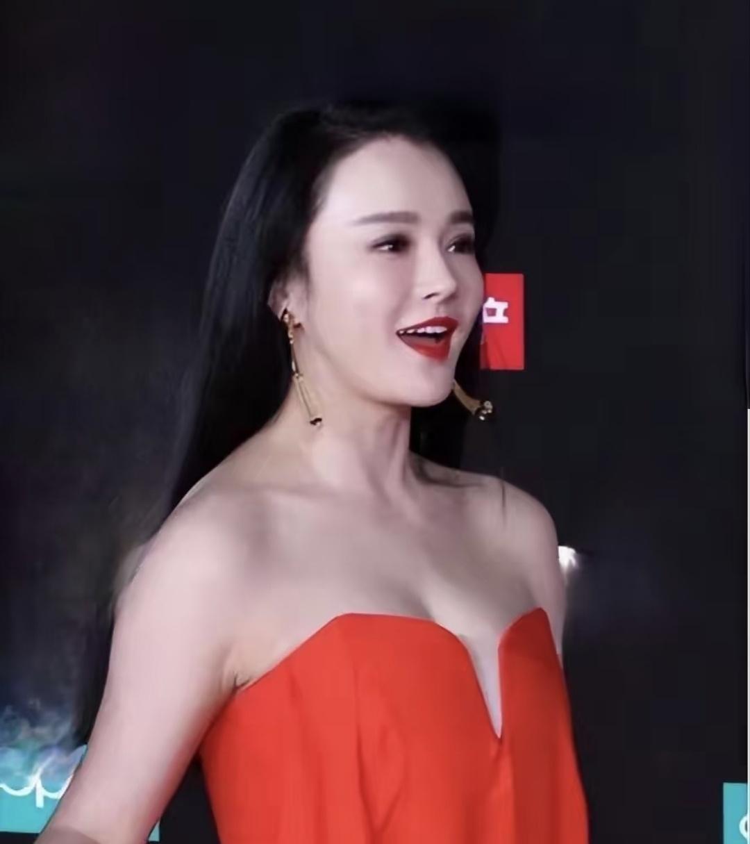 冉莹颖，对外经贸毕业，央视主持人，身材样貌样样拿得出手。可她选了一条最难的路——
