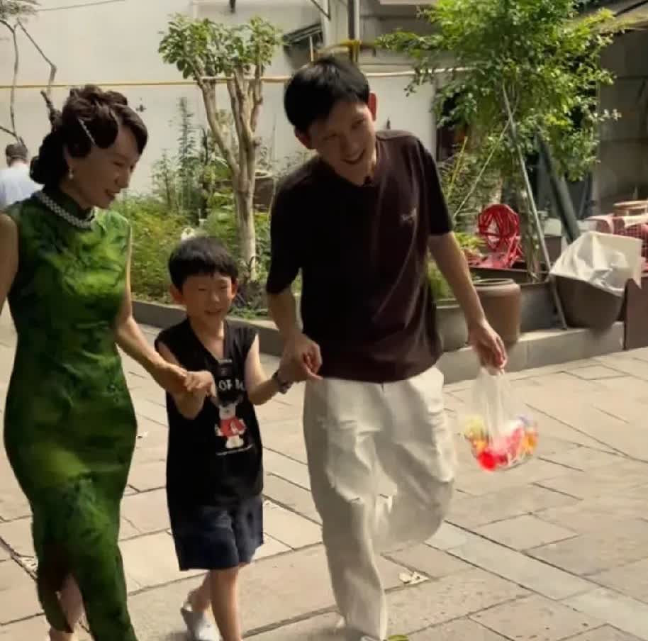 果汁太逗了，居然说亚慧穿着绿色旗袍像大妈[捂脸哭]。而果汁会这么说，也是源自于