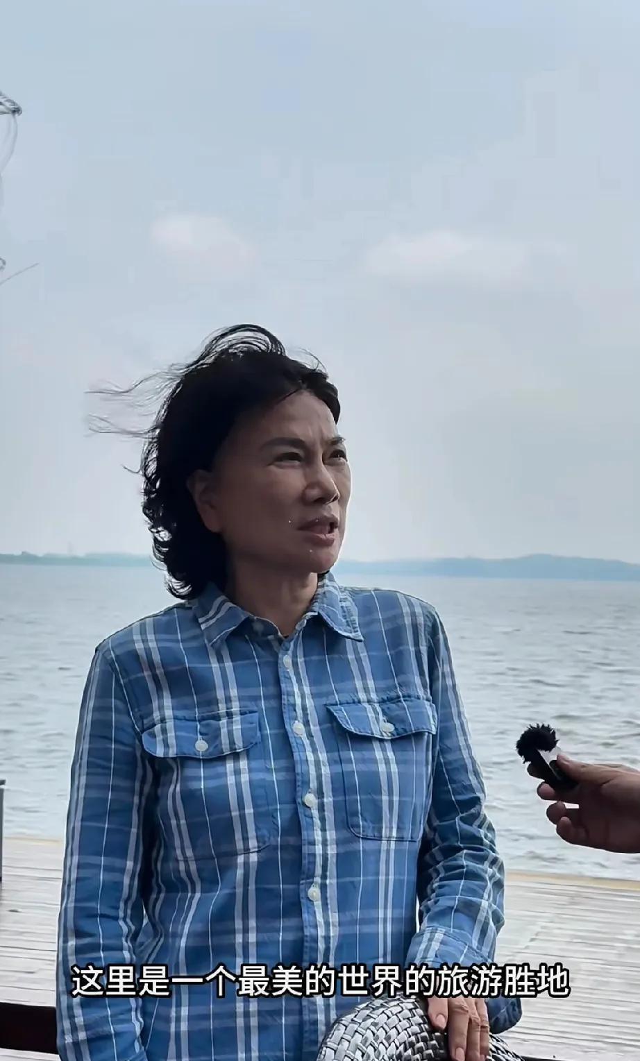 董明珠现身安徽池州做考察，完全看不出来她是一个70岁的老人，走路还是那么有劲，比