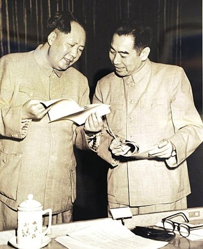 周恩来总理如何评价毛主席？谈如何学习毛主席？周恩来总理曾指出：“毛泽东是在中国