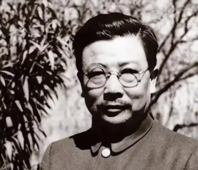 1949年，毛主席准备去访问苏联，临行前专门嘱咐李克农：我只要离开北京，你马上秘
