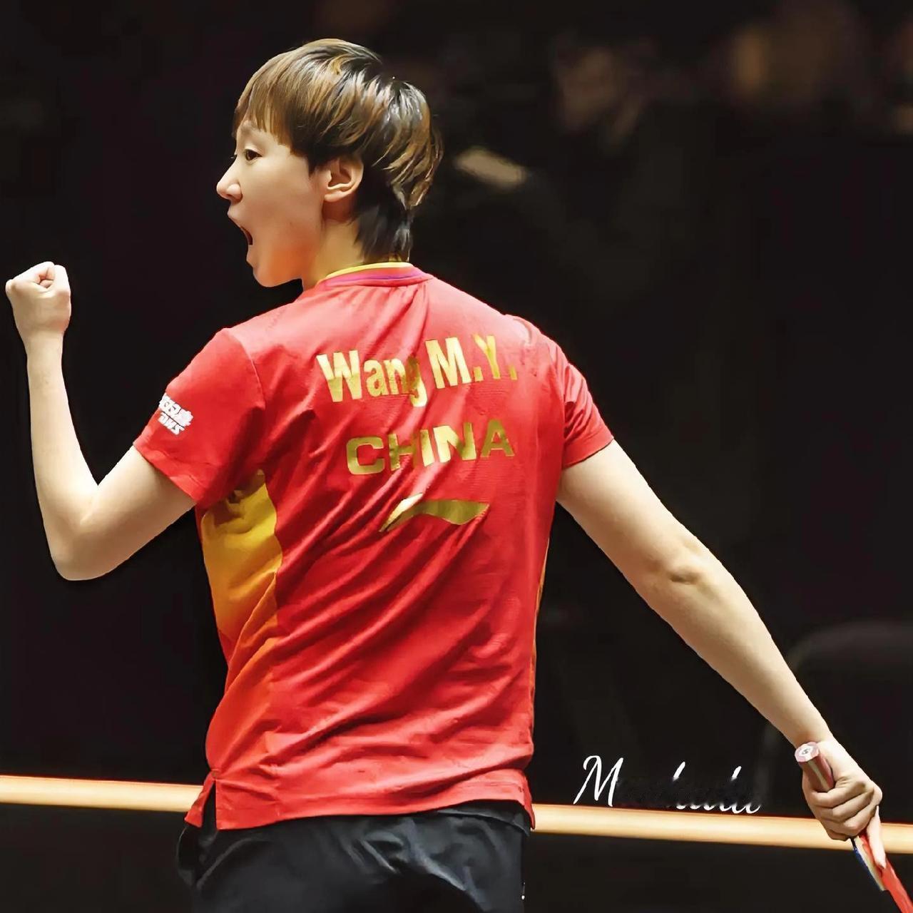 发现了没有，王曼昱赢了比赛，没忙着和对手握手，而是第一时间仰天怒吼，