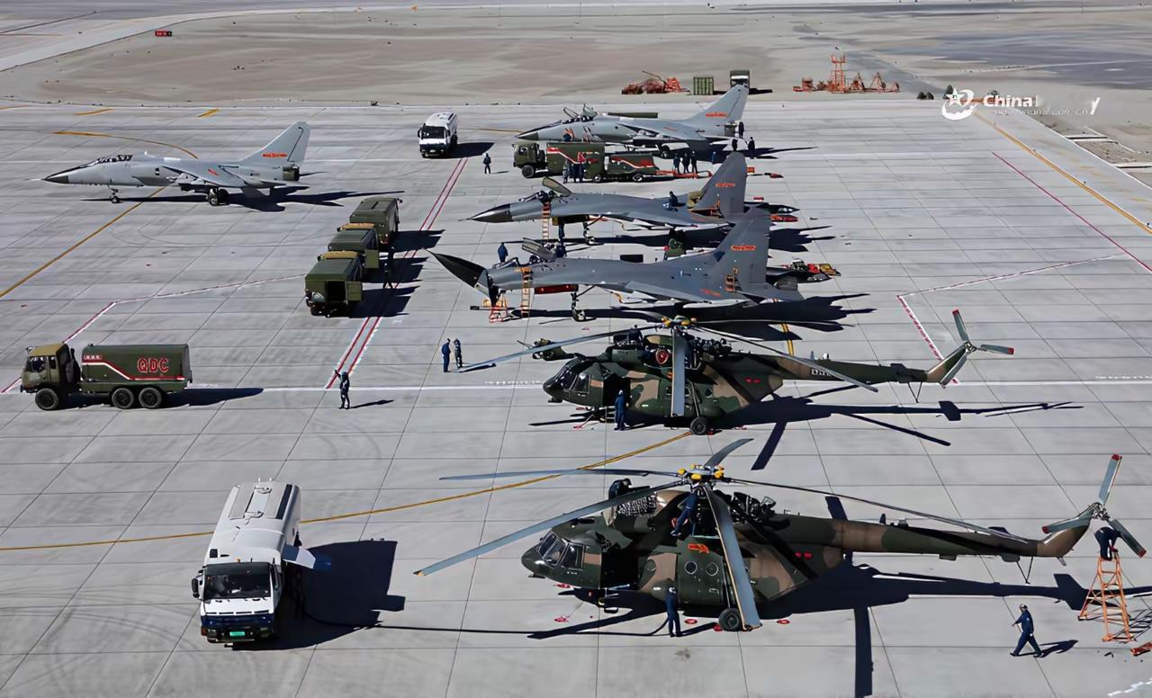 下面这张图中有一架歼-11B战斗机处于一种不是太多见的状态，你注意到了吗？