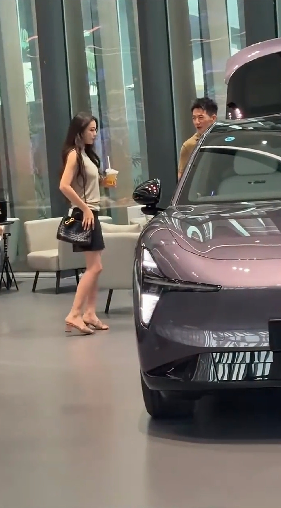 最近，有网友在广州小鹏汽车4S店偶遇张馨予与何捷看车，他俩看得车大概15万多，很接地气！网友们说，张