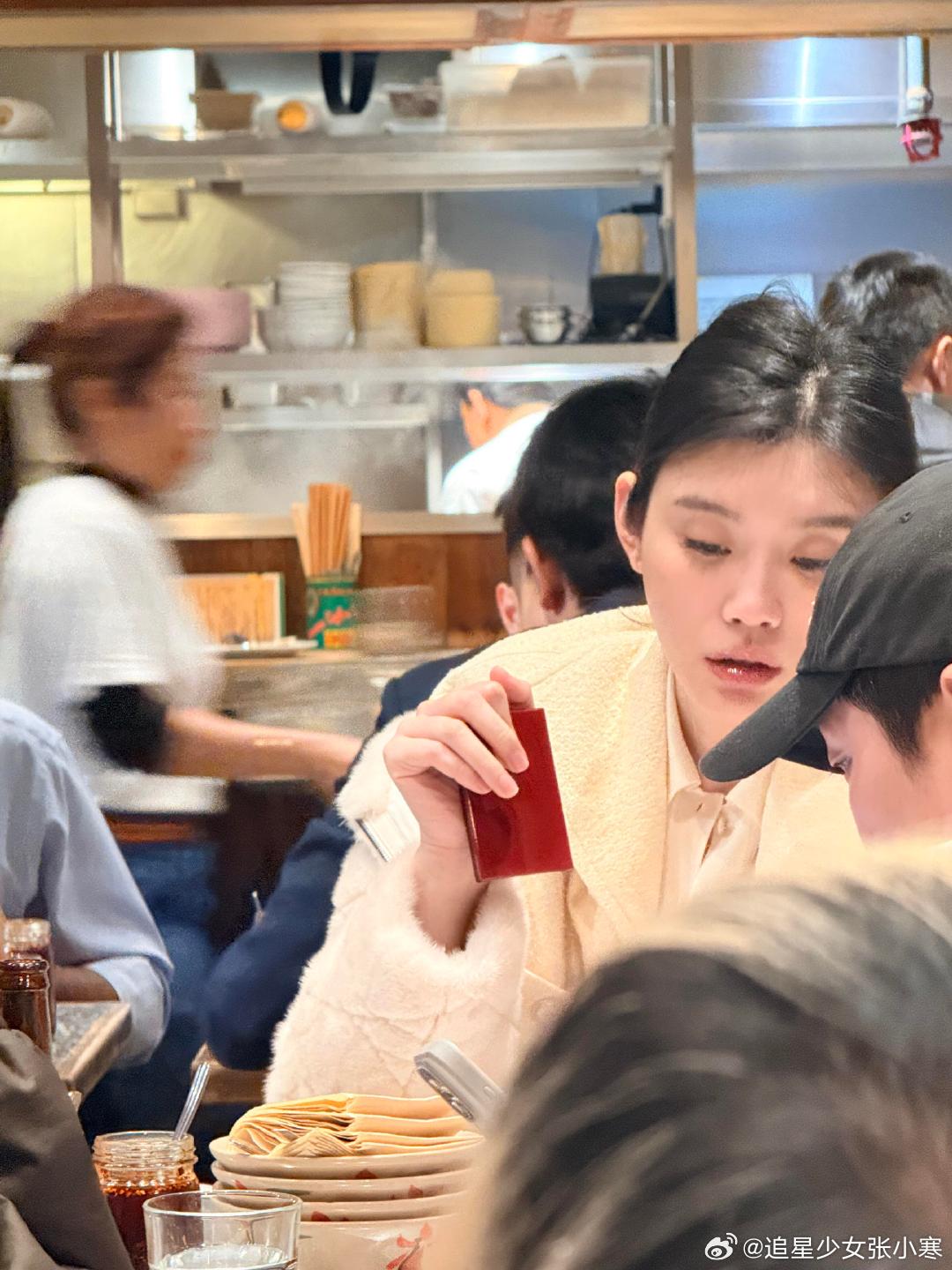 香港餐厅偶遇奚梦瑶网友在香港餐厅偶遇奚梦瑶，她婚后状态太好了。香港偶遇奚梦瑶吃饭