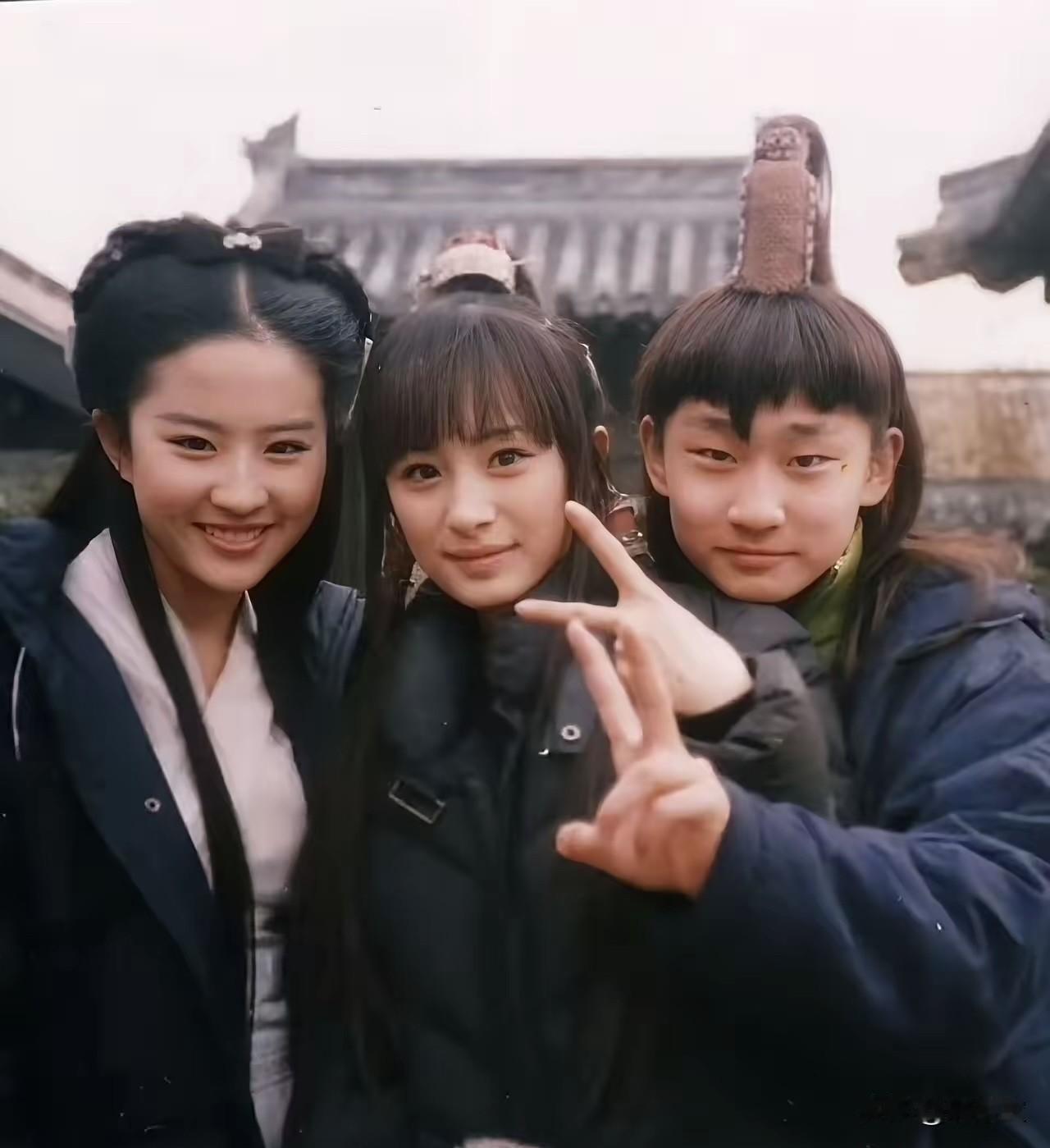 我突然发现杨幂好像和谁都玩不到最后唐嫣是这样、刘亦菲又是这样她为了事业真的牺