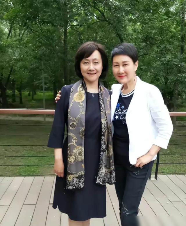 当张凯丽与黄梅莹同框, 才发现, 60+女人, 真就发型+穿搭决定气质