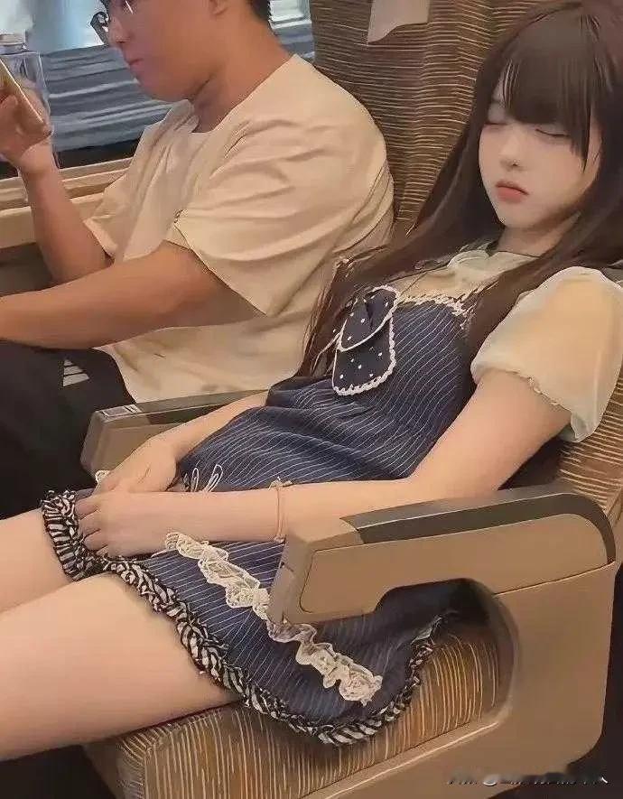 高铁女孩熟睡男生紧盯手机不敢转头200万网友围观这是成年人独有的社交尴尬