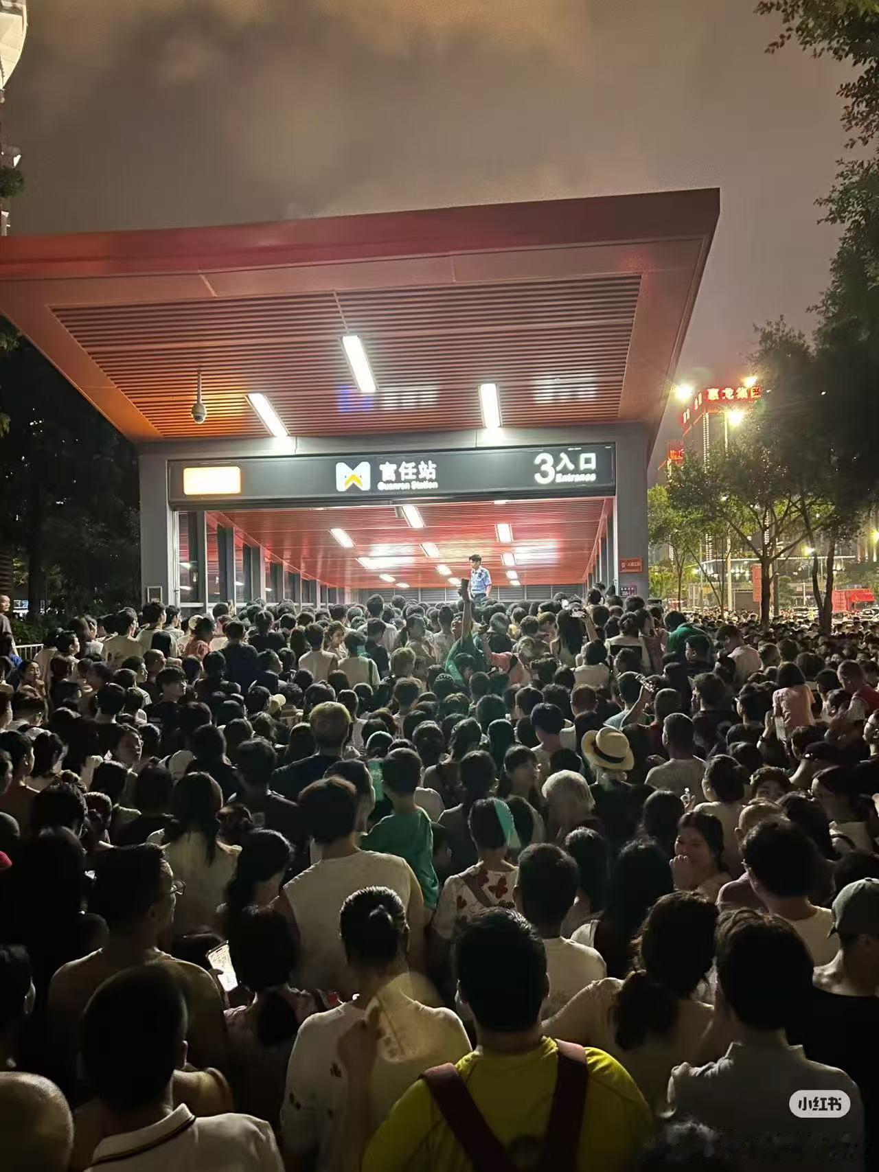 昨天厦门，好多人看烟火[捂脸哭]平时大家都藏着不出门，一有热闹看，都冲出来了​​