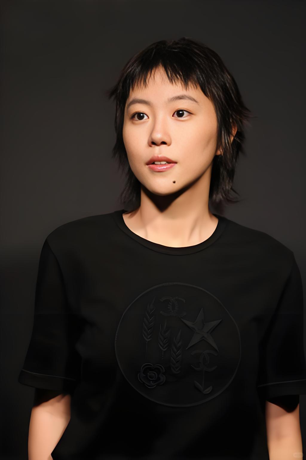 窦靖童这回有点让人失望。本来挺期待她唱那首英文歌，结果开口第一句就跑调，还破