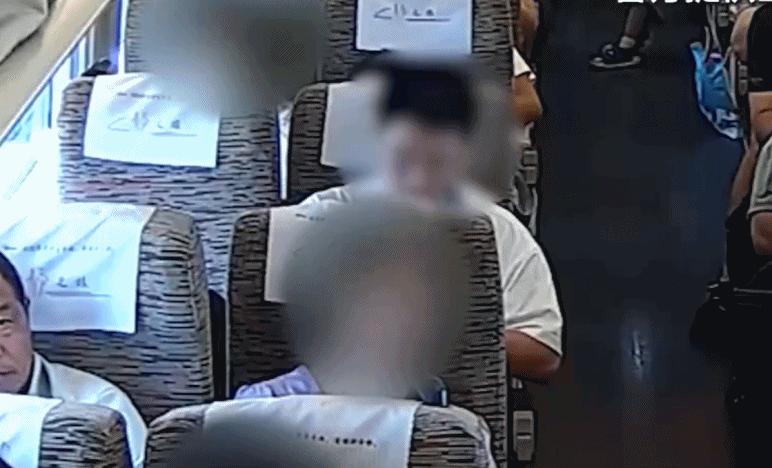 高铁上女子休息时遭邻座男子触碰，报警后男子被拘5日。高铁上女子睡着后，突然感