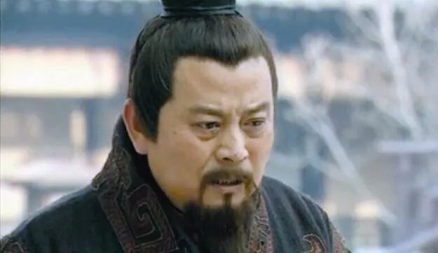 公元前195年，陈平奉命捉拿樊哙，将樊哙装进囚车，押赴长安，不料半路传来惊人消息