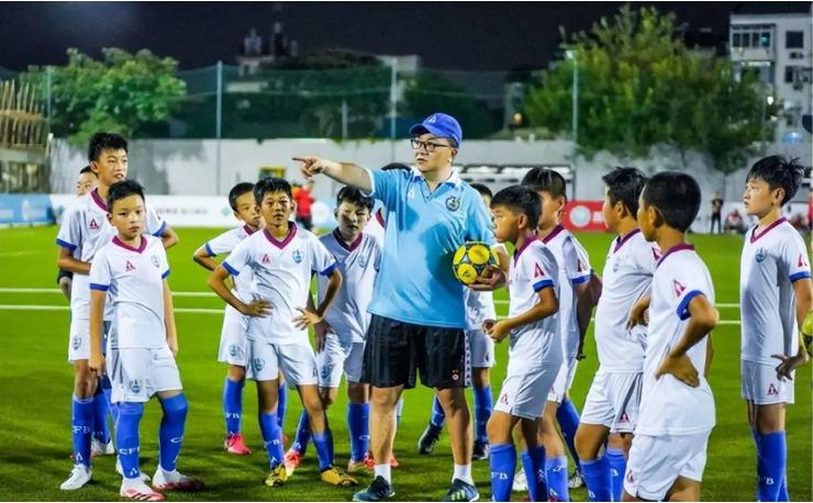 ⚽中国男足，时隔21年，重返FIFA洲际大赛。幕后名单上，六个名字来自同一个