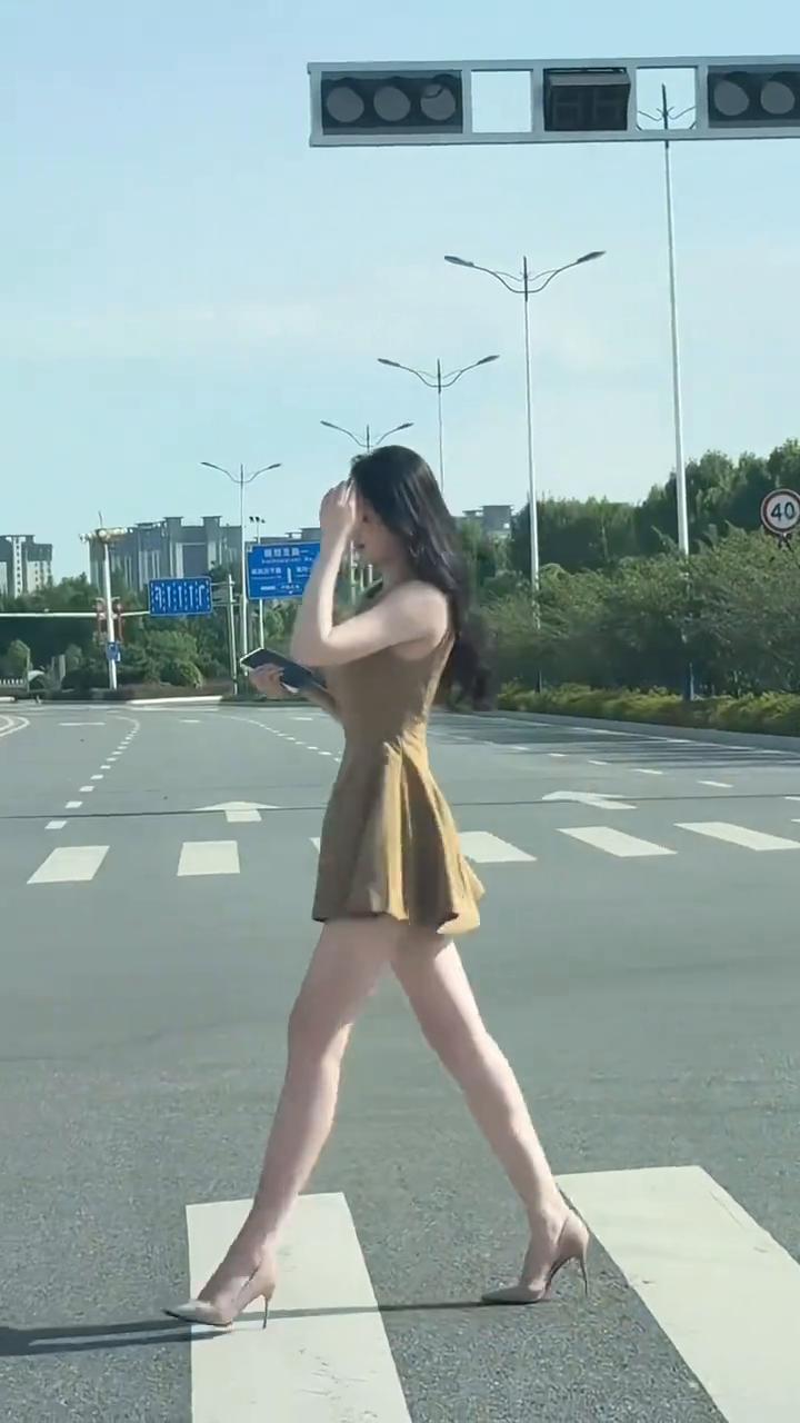 我也不是好色，我在看风景，它只是恰好走进了我的风景里。