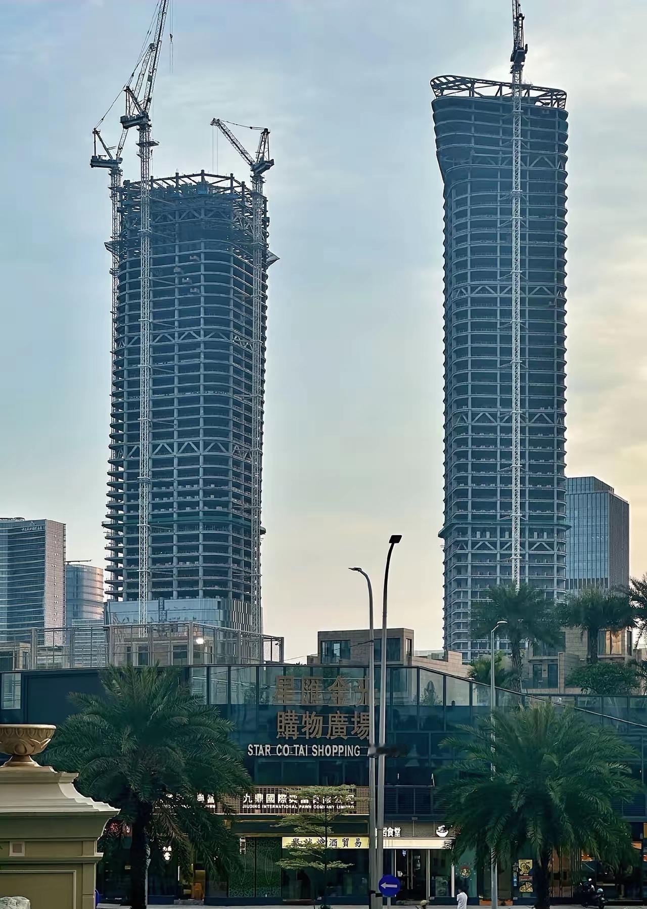 又说珠海横琴写字楼的空置率高，但是现在还在建高楼。这是横琴总部大厦二期双子塔，楼