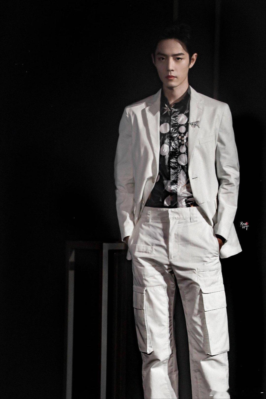 原来这场肖战穿的是工装裤我一直以为是一整套西服