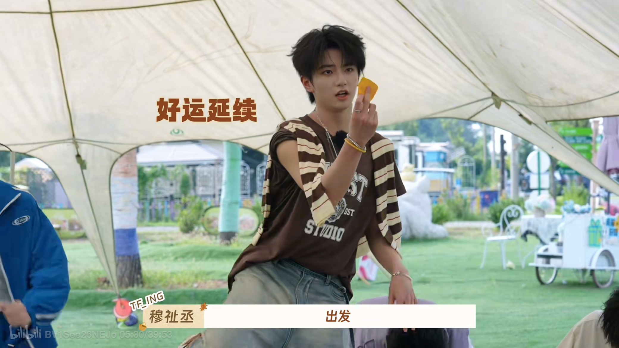 这个妞，把半截袖穿出了那种欲拒还迎的吊带效果​​​