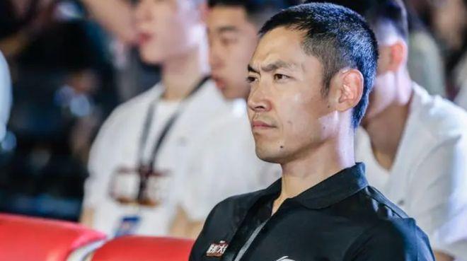 我们都知道，张庆鹏的黄金时代是在辽宁男篮度过的，他当时也是辽宁男篮的当家球星，在