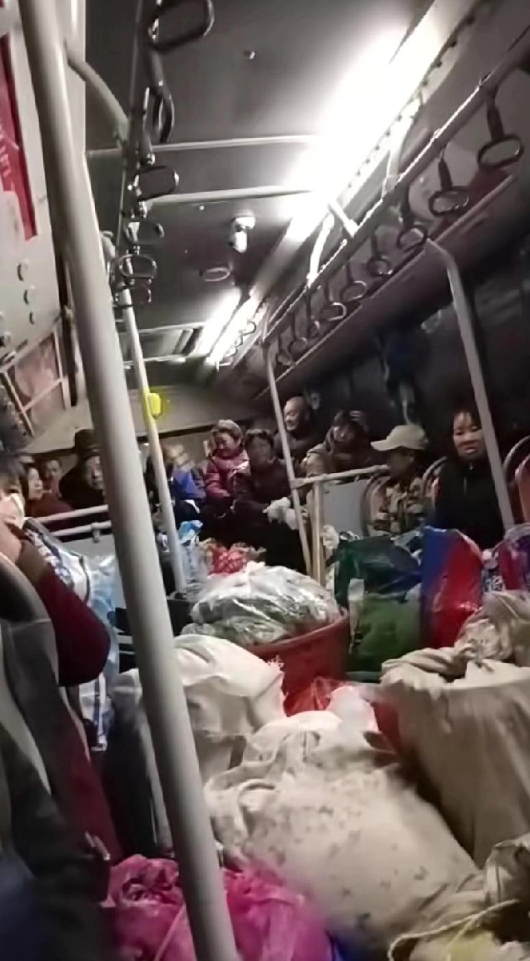 浙江湖州，网友发视频称:这是早上六点钟，千金（湖州下面最南面的一个小镇）到湖州的