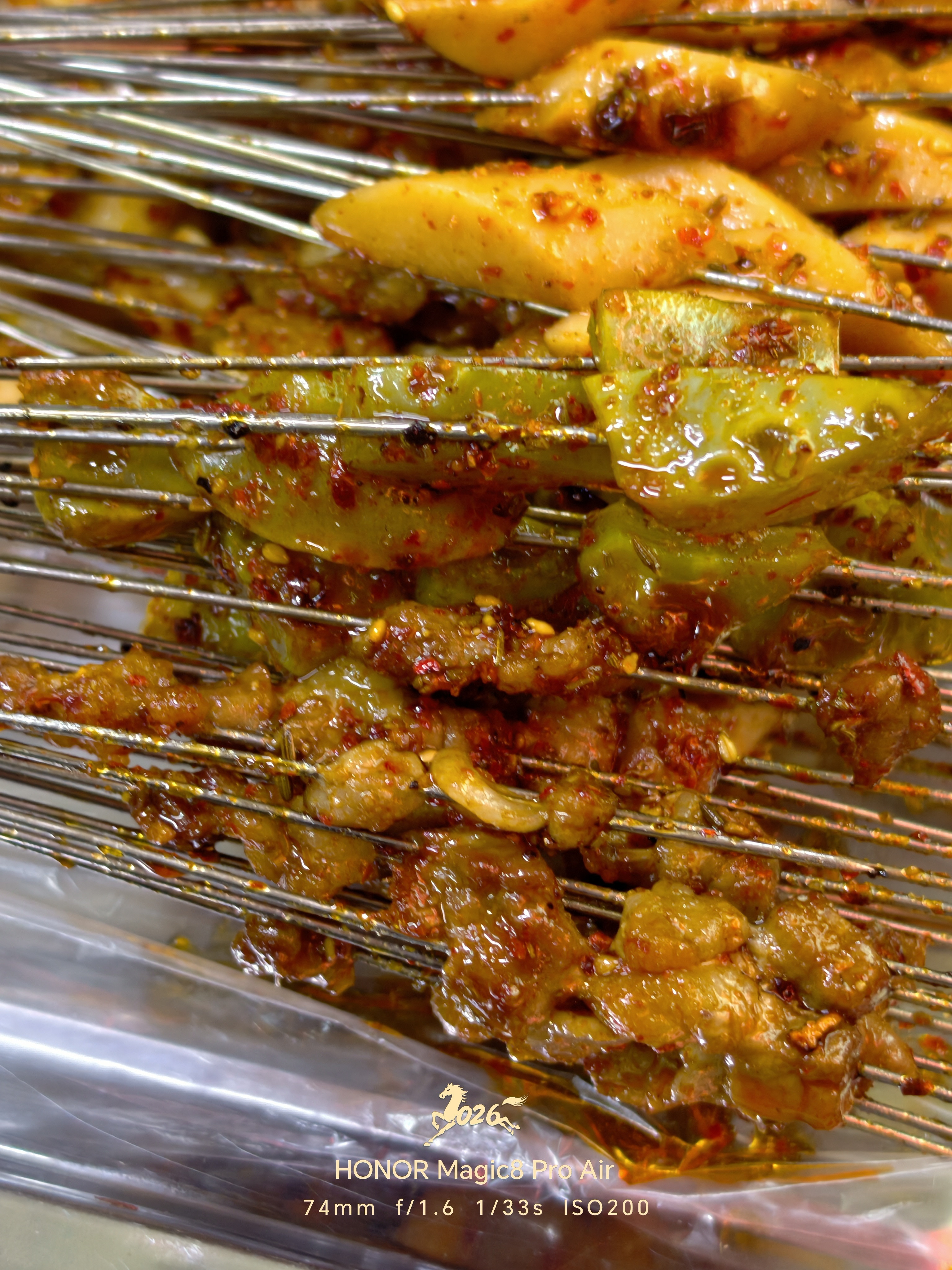 东北街头烧烤100块钱一大桌东北还有一毛撸，20串2块钱，比一些南方城市的1块钱