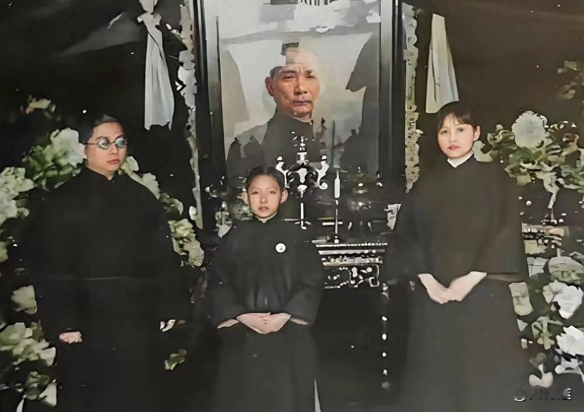 这是1925年。孙中山葬礼上的三人，最右边是孙中山的遗孀宋庆龄，时年32岁，中间