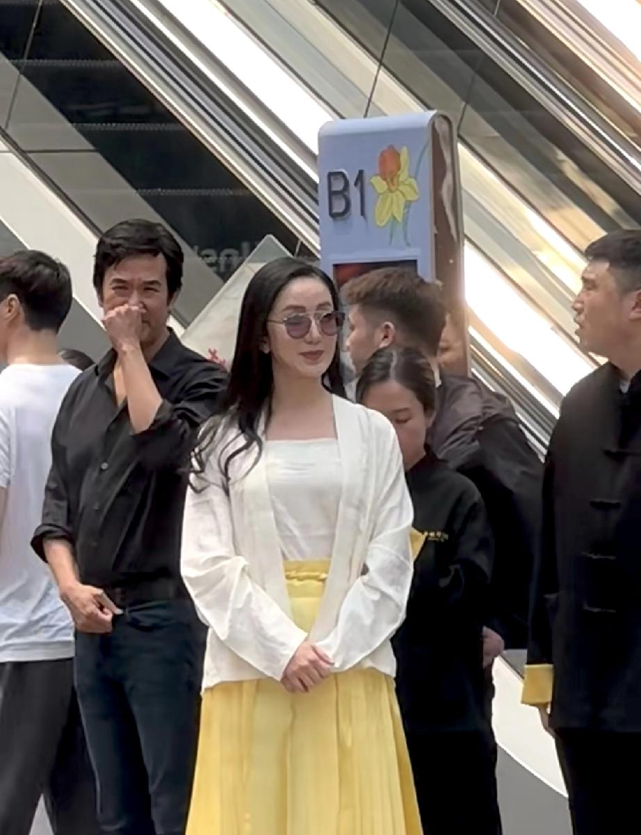 4月3日，娄艺潇现身深圳福田录综艺，38岁的她脸肿得差点认不出来，脚上的凉鞋又厚