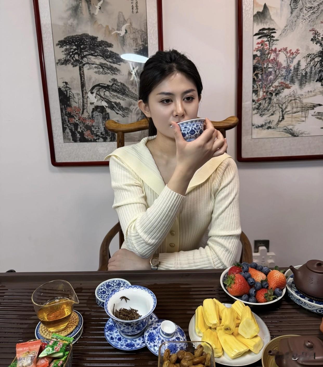 二是拥抱生活，感受平凡之美。别忽略清晨阳光、街头美食这些小确幸，像汪曾祺，能从生