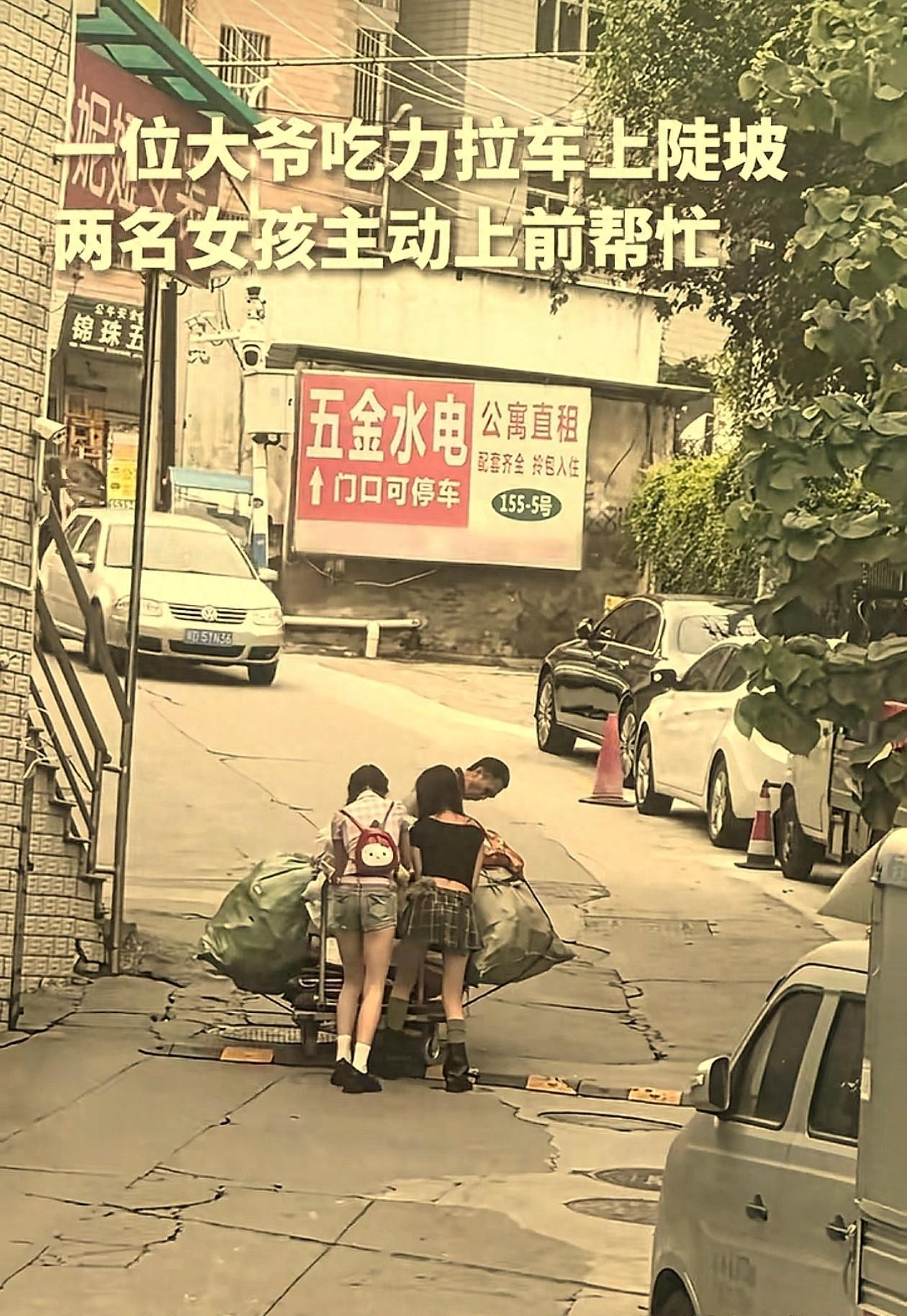 人民日报点赞！5月6日福建厦门，一位大叔独自拉着满载物品的推车攀爬陡坡，车